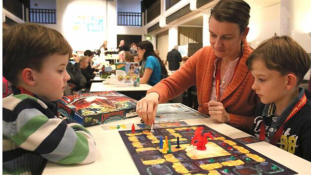 Auch wenn es sich so anh&ouml;rt: "Drachenhort" war nicht gef&auml;hrlich, sondern macht viel Spa&szlig;. Gustav (links), sein Bruder Lorenz und Mama Cornelia Popp aus Oberhohenried probierten es aus. Fotos: Ralf Naumann
