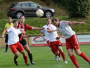 Das Hinspiel zwischen Markus Schumm (Zweiter von links) von Bad Br&uuml;ckenau und Michael R&ouml;der (rechts) von Rannungen endete 1:1, doch beide Teams ben&ouml;tigen im R&uuml;ckspiel zum Erreichen ihrer jeweils unterschiedlichen Ziele drei Punkte. Foto: ssp