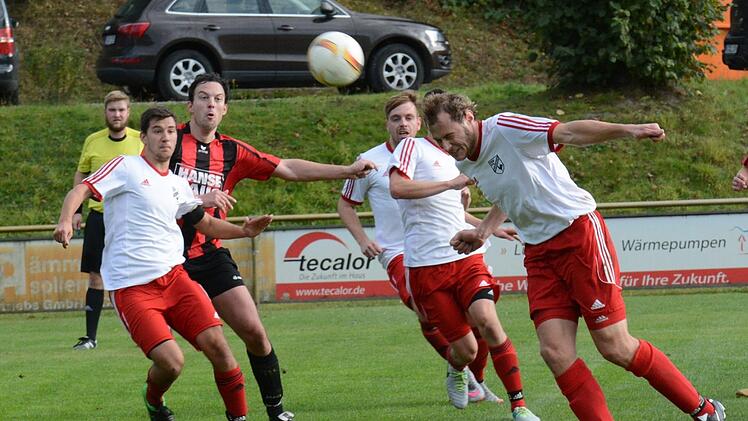 Das Hinspiel zwischen Markus Schumm (Zweiter von links) von Bad Br&uuml;ckenau und Michael R&ouml;der (rechts) von Rannungen endete 1:1, doch beide Teams ben&ouml;tigen im R&uuml;ckspiel zum Erreichen ihrer jeweils unterschiedlichen Ziele drei Punkte. Foto: ssp