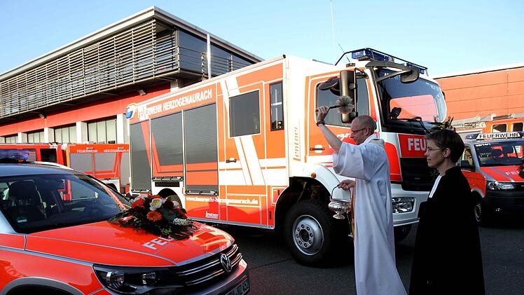 Kaplan Sebastian Schiller und Pfarrerin Andrea Schäfer bei der Weihe