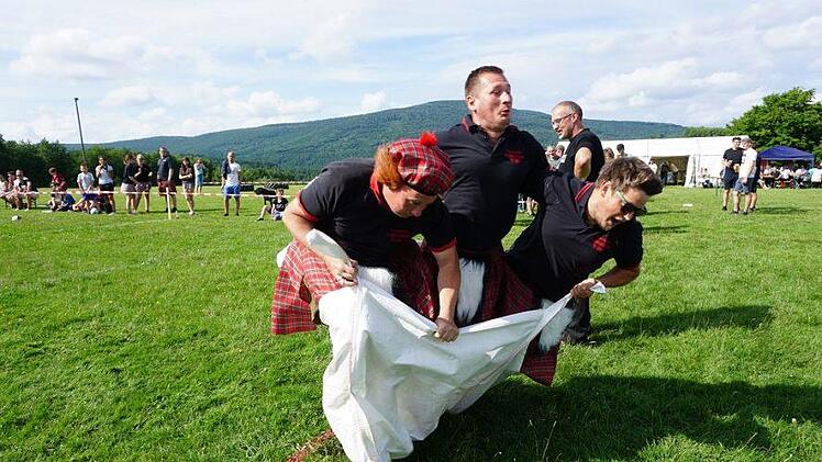 Neue Disziplin: Sackhüpfen - nicht allein, nicht zu zweit, nein zu dritt, damit es richtig schwer ist. Foto: Marion Eckert