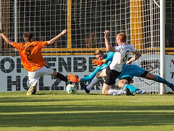 F&uuml;hrungstreffer f&uuml;r Neufang durch Lorenz Kotschenreuther (wei&szlig;es Trikot), der den Ball mit der Fu&szlig;spitze zwischen den Steinbergern Andre Bernschneider und Keeper Thomas Bass ins Tor bef&ouml;rdert.  Foto: Heinrich Wei&szlig;