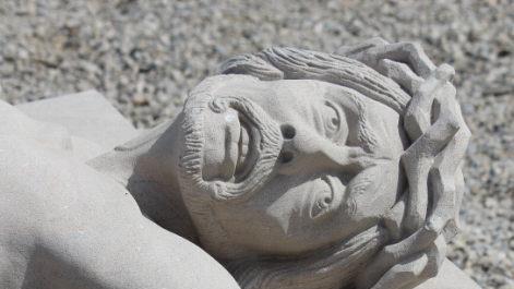 Jesus stirbt den Tod am Kreuz: Die Station 11 des eindrucksvollen Kreuzwegs in Breitbrunn aus der Hand der Bildhauerin Steff Bauer. Der für Karfreitag, 10. April, ab 10 Uhr geplante Kreuzweg am Breitbrunner Sandsteinkreuzweg muss aufgrund der aktuellen Corona-Krise entfallen, wie Ralf Hofmann, Vorsitzender des Freundeskreises Kreuzweg Breitbrunn, mitteilt.  Foto: Eckehard Kiesewetter