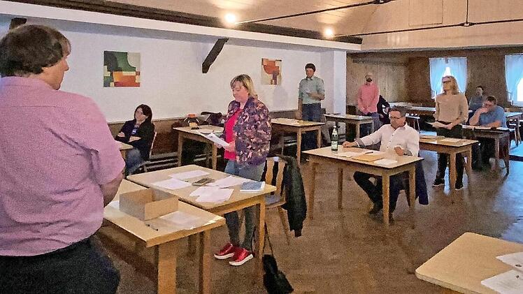 Die fünf neuen Gemeinderäte (alle stehend) legten vor Bürgermeister Alfons Hartlieb (links) den Eid ab.  Fotos: Christian Ziegler