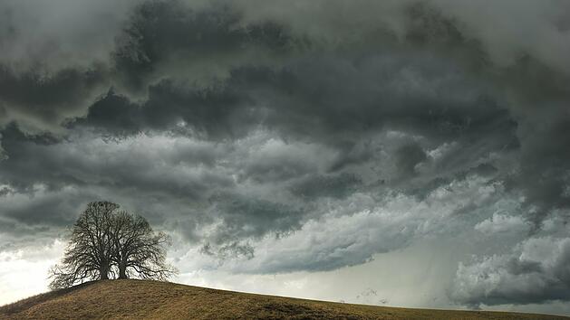 In Franken drohen am Nachmittag schwere Gewitter - teilweise kann es auch zu B&ouml;en im Orkanbereich kommen