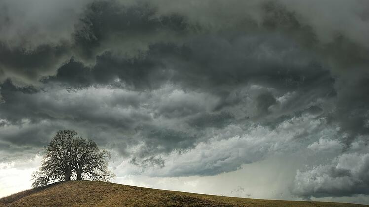 In Franken drohen am Nachmittag schwere Gewitter - teilweise kann es auch zu Böen im Orkanbereich kommen