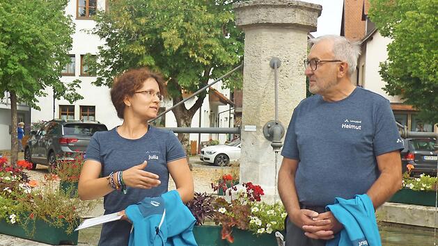 Die beiden zertifizierten Wanderführer Julia Dorsch und Helmut Krämer im Gespräch vor dem Marktbrunnen