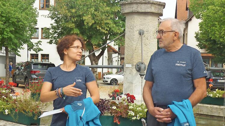 Die beiden zertifizierten Wanderführer Julia Dorsch und Helmut Krämer im Gespräch vor dem Marktbrunnen