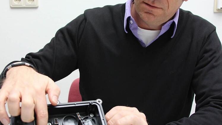 Frank Schuhmann zeigt eine Vergussmasse mit Silikongel zum Schutz von Elektronikbauteilen wie diesem Steuergerät.  Foto: S. Paulus