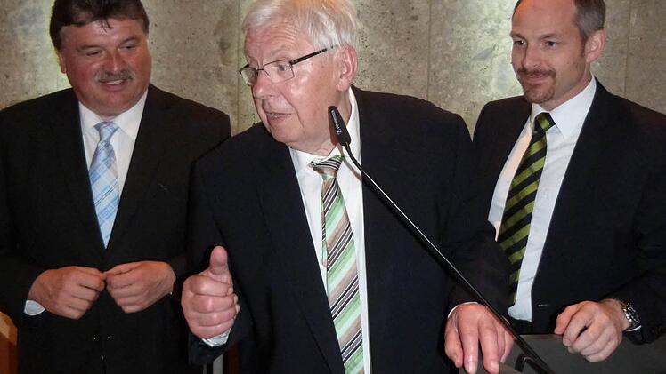 Altlandrat Herbert Hofmann ergriff noch einmal das Wort und dankte vor allem dafür, dass man ihm über all die Jahre so verbunden war. Mit im Bild Landrat Klaus Peter Söllner (links) und stellvertretender Landrat Jörg Kunstmann (rechts).