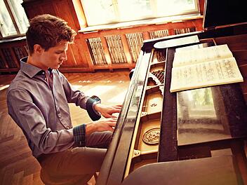 Ins Spiel versunken: Alexander Krichel hat sich als Nachwuchsmusiker einen Namen gemacht. Foto: Uwe Arens / Sony Classical