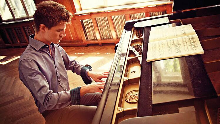 Ins Spiel versunken: Alexander Krichel hat sich als Nachwuchsmusiker einen Namen gemacht. Foto: Uwe Arens / Sony Classical