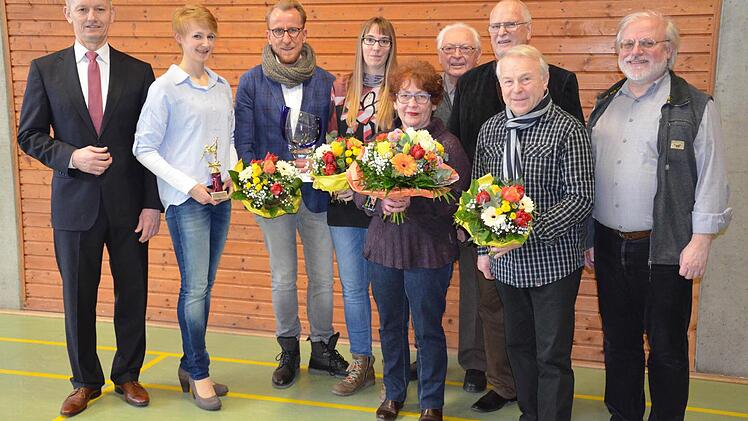 Der abdankende Vorsitzende Harald Fischer (von links) ehrte ein letztes Mal Mitglieder des Turnvereins Ketschendorf: Ronja Dietz, André Heller, Iris Scheller, Brunhilde Rödel, Hans Zapf, Ingo Bechmann, Günter Rödel und Michael Fiedler. Foto: Sandra Hackenberg