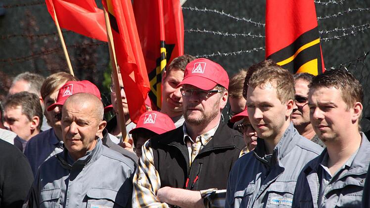 Etwa 130 Beschäftigte von GKN Sinter Metals legten am Mittwoch für kurze Zeit die Arbeit nieder. Sie fordern fünf Prozent mehr Geld. Foto: Ulrike Müller