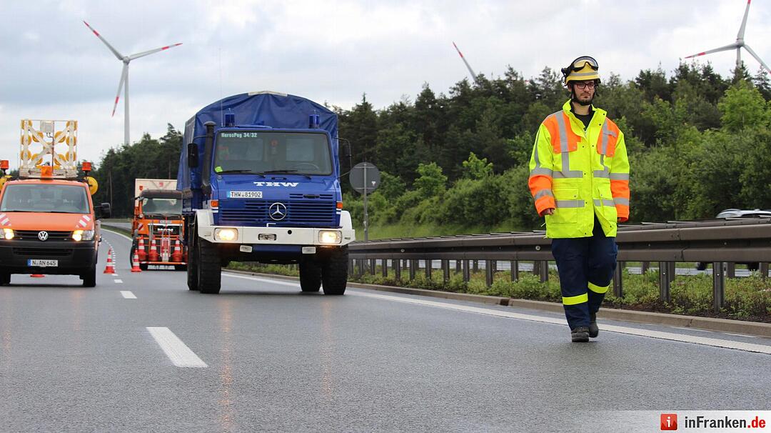 Dacia schleudert quer über Autobahn
