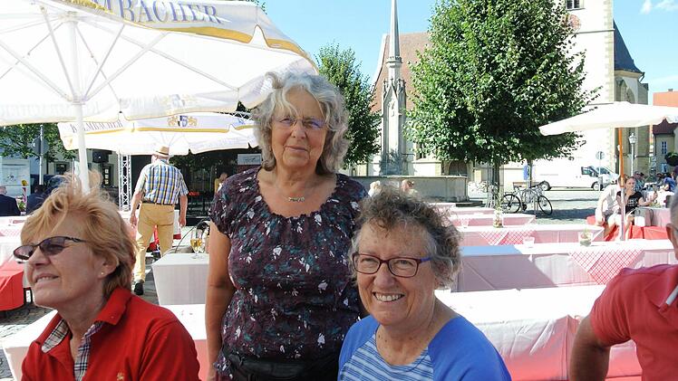 Annette Marquardt (stehend) und Helene Rümer (rechts daneben) finden das Marktplatzfest rundum gelungen. Vor allem: nicht zu laut.