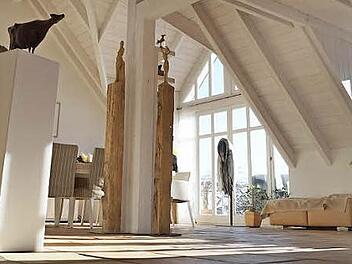 "Kunst trifft Wohn(t)raum!" - unter dieser Überschrift wird das Anwesen von Familie Metz in der neuen Innenentwicklungsbroschüre der Kreuzbergallianz beschrieben.