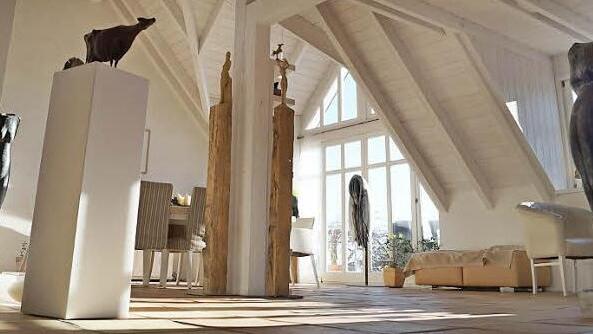 "Kunst trifft Wohn(t)raum!" - unter dieser Überschrift wird das Anwesen von Familie Metz in der neuen Innenentwicklungsbroschüre der Kreuzbergallianz beschrieben.