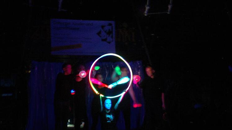 Bei der Leuchtjonglage entsteht ein Smiley. Foto: Edwin Meißinger