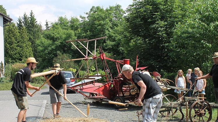 Das Dreschen mit dem Dreschflegel war Knochenarbeit. Foto: Janina Reuter