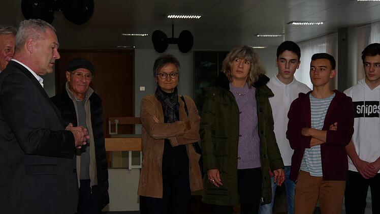 Die französische Deutschlehrerin Susanne Vitoux (Vierte von rechts) übersetzte simultan. Vitoux ist eine gebürtige Deutsche, die bereits lange Zeit in Frankreich lebt und dort am Villeneuver Gymnasium Deutsch unterrichtet. Foto: Manja von Nida