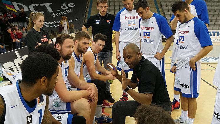 BBC-Trainer Derrick Taylor (Mitte) übernahm die Coburger Mannschaft nach der Vorrunde und schaffte es trotz einiger spielerischer Verbesserungen letztlich nicht, das Klassenziel zu erreichen.  Foto: Hagen Lehmann