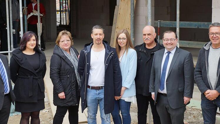 Familie Lambiase mit Bürgermeister Thomas Söder (Zweiter von rechts.), Architekt Mario Heußer (rechts) und Zweitem Bürgermeister Ludwig Wolf (links)Johannes Michel