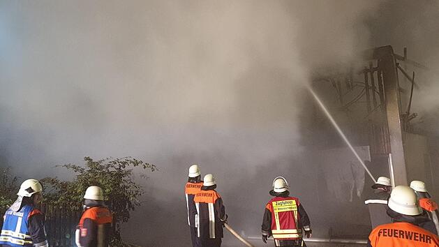 Zahlreiche Feuerwehrleute k&auml;mpften in Grimmschwinden im Landkreis Ansbach gegen den Brand eines Stalls. In dem Geb&auml;ude starben mehrere Rinder in den Flammen. Symbolbild: NEWS5 / Fechner