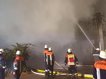 Zahlreiche Feuerwehrleute kämpften in Grimmschwinden im Landkreis Ansbach gegen den Brand eines Stalls. In dem Gebäude starben mehrere Rinder in den Flammen. Symbolbild: NEWS5 / Fechner