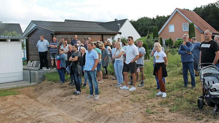 Stadträte und etliche Einwohner waren beim Ortstermin in Windheim dabei.