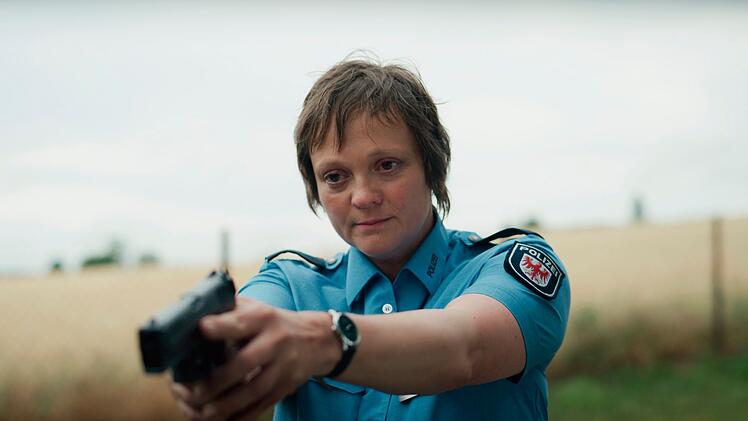In ihrem Beruf als Polizistin geht Melanie (Annett Sawallisch) total auf.