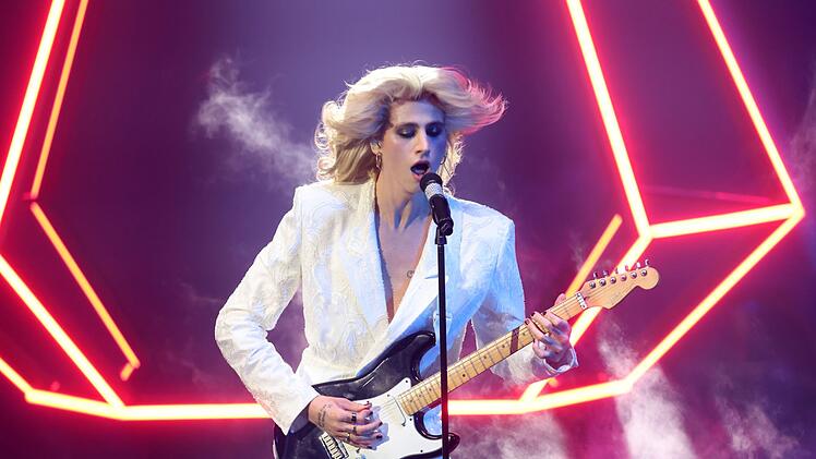 Der Liechtensteiner Wavvyboi (27) lie&szlig; es mit "Black Glitter" und dramatischem Gitarrenpop krachen.