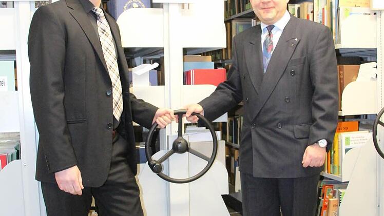 Die Regale können mit Hilfe großer Stellräder verschoben werden.