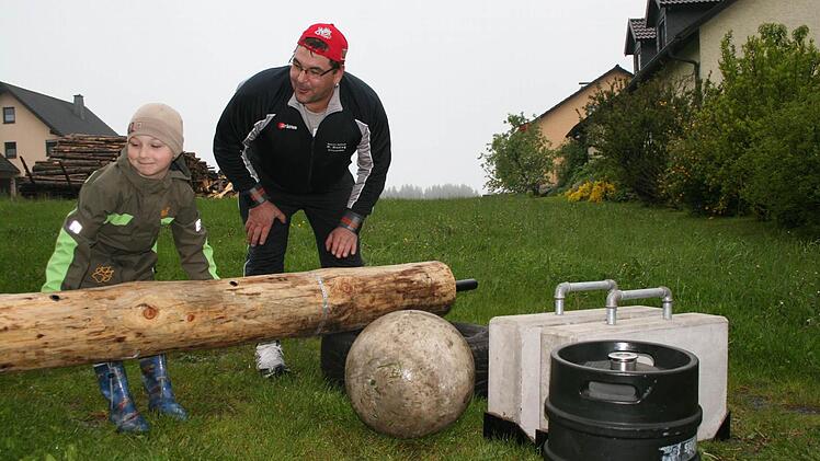Die "Sportgeräte" für den "Strongman": Holzstamm, Steinkugel, Betonkoffer und Sandfass.