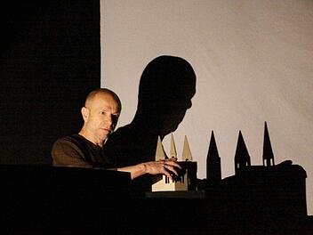 Norbert Götz arbeitet in seinem Theaterstück mit dem Wechsel zwischen Licht und Schatten. Foto: Löwisch