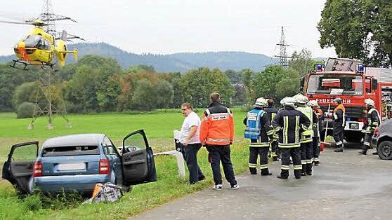 Der Rettungshubschrauber startet mit dem schwer verletzten Fahrer des Golf. Links der total beschädigte Audi.  Foto: Friedwald Schedel