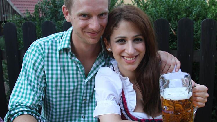 Alex Eisenhuts Freundin Elif reiste eigens aus Istanbul an - und zog ein fesches Dirndl an.