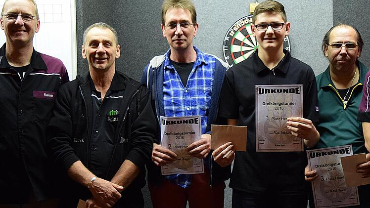 Die Erstplatzierten und Verantwortlichen beim stark besetzten Herrenturnier, von links Turnierleiter Rainer Dreßel, Roland Pöhnlein, Uwe Bügler, Sieger Nico Schlund und Bruno Mittler.