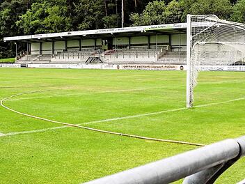 Das Willi-Schillig-Stadion hat die glorreichen Zeiten hinter sich. Früher kamen im Schnitt über 1000 Zuschauer zu den Heimspielen des VfL, heute sind es noch 200. Fotos: Martin Kreklau