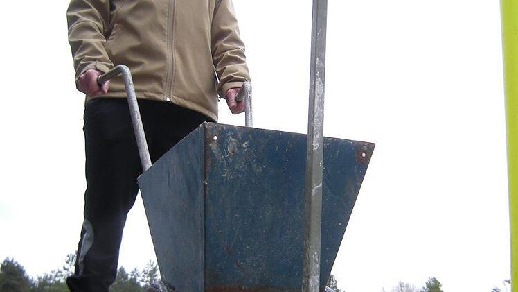 Vor dem U19-Spiel gegen Hammelburg musste der Streudienst in Machtilshausen auf dem alten Platz ran.  Foto: ssp