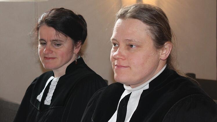 Pfarrerin Sonja von Aschen (rechts) und Pfarrerin Claudia Winterstein wurden als Schulreferentin beziehungsweise Kindergottesdienstbeauftragte in ihr Amt eingef&uuml;hrt.Jens Fertinger