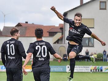 Der Mann des Abends, Thorsten Schlereth, bejubelt seinen zweiten Treffer.  Foto: Ryan Evans