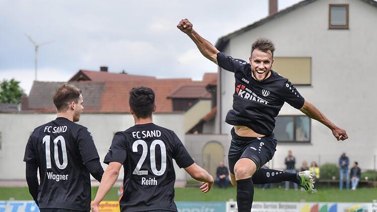 Der Mann des Abends, Thorsten Schlereth, bejubelt seinen zweiten Treffer.  Foto: Ryan Evans