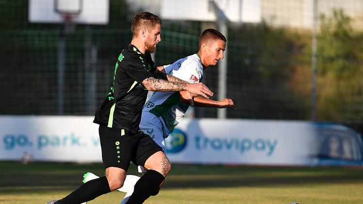 Eltersdorfs Tobias Herzner (links) drängt Greuther Fürths Marco Meyerhöfer ab. Die Quecken tankten beim 1:3 gegen Fürth Selbstvertrauen für das Pokalspiel gegen Großbardorf am Samstag. Foto: Sportfoto Zink
