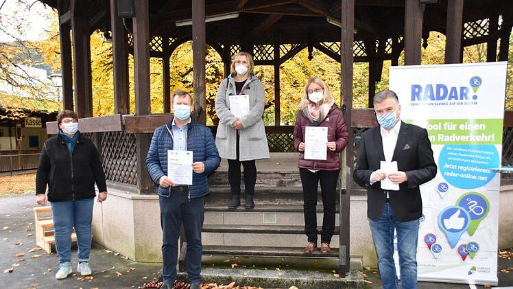 Die Schul-Teams mit den meisten Radkilometern pro Person: Hans-Wilsdorf-Schule (Sonny Adam), Adalbert-Raps-Schule (Britta Zeidler) und Friedrich-von-Ellrodt-Schule (Rektor Michael Zeitler) - mit im Bild Klimamanagerin Ingrid Flieger (li) und Landrat Klaus Peter Söllner (re) - Foto Uschi Prawitz