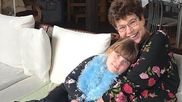 Die ehemalige SPD-Landtagsabgeordnete Susann Biedefeld genie&szlig;t es, nun mehr Zeit f&uuml;r ihre Familie zu haben. Mit Enkeltochter Klara bastelt und backt sie gerne. Foto: privat