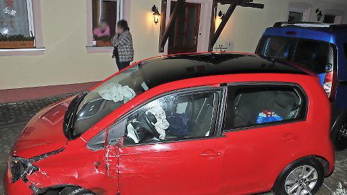 Der rote Seat der Unfallverursacherin wurde nach rechts von der Fahrbahn geschleudert, durchbrach das Eisentor einer Hofeinfahrt und prallte mit dem Heck gegen einen geparkten Kombi.