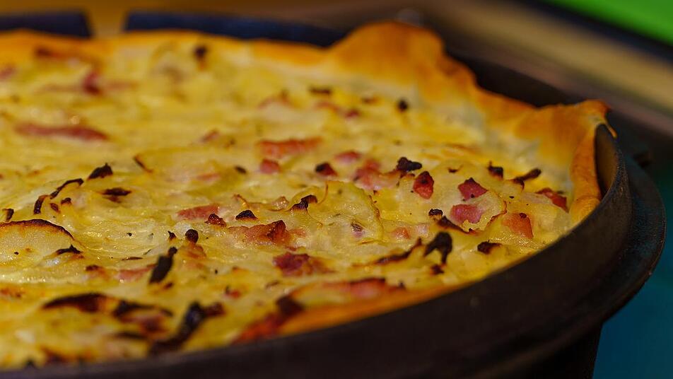 Frischer Zwiebelkuchen aus dem Ofen schmeckt herzhaft und lecker. Frischer Zwiebelkuchen aus dem Ofen schmeckt herzhaft und lecker.