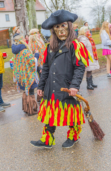 Buntes Faschingstreiben begeistert groß und klein.