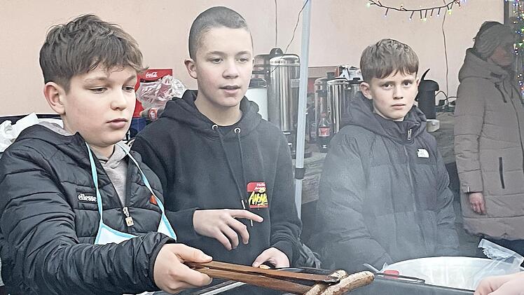 Die Ramsthaler Jugend grillt f&uuml;r die Besucher.